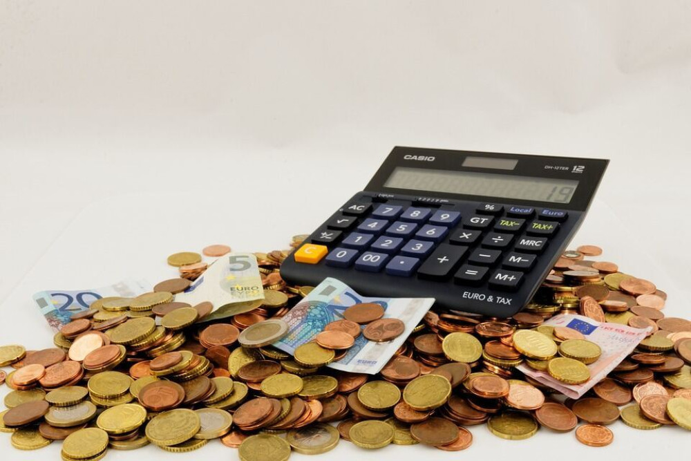 ΟΠΕΚΑ: Ξεκίνησαν οι πληρωμές των επιδομάτων – Τα ποσά και οι δικαιούχοι