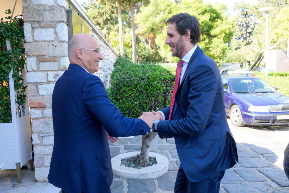 Συζήτηση εφ’όλης της ύλης είχε ο Δένδιας με τον Ολλανδό ομολογό του