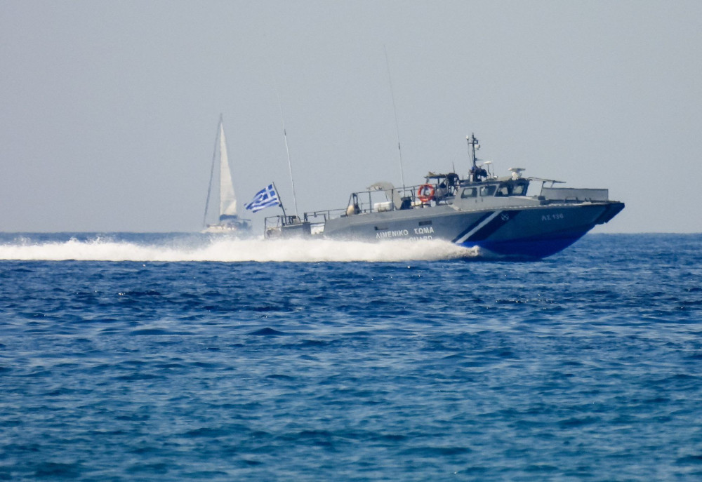 Ναυάγιο με μετανάστες στο Στενό Καφηρέα – Επιχείρηση από το Λιμενικό