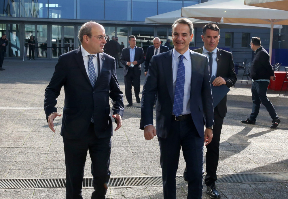 Γιατί ο Μητσοτάκης είπε στον Χατζηδάκη ότι “δεν κινδυνεύεις να σου πέσουν τα μαλλιά”