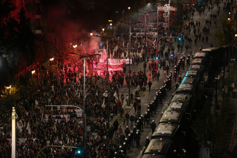 Πολυτεχνείο: Ολοκληρώθηκε η πορεία – Μικροεπεισόδια στη πλατεία Κλαυθμώνος