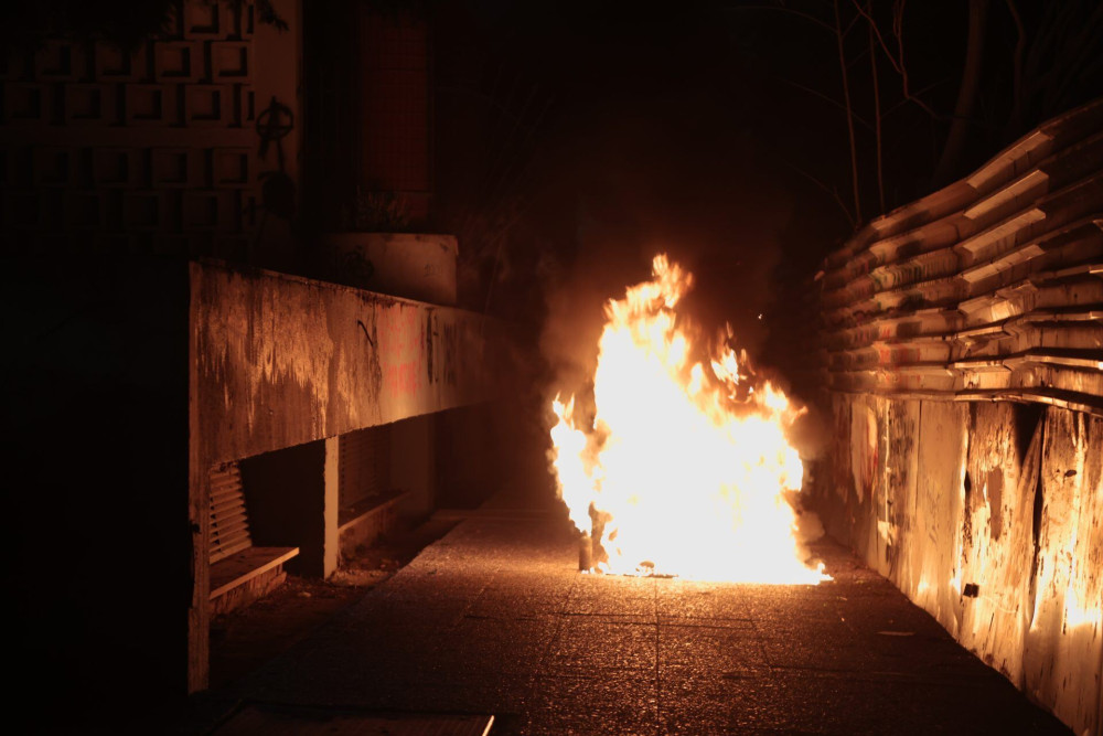 Πολυτεχνείο: Επεισόδια στη Θεσσαλονίκη – Κάηκε ολοσχερώς μοτοσυκλέτα από μολότοφ