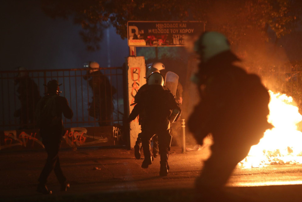 Πολυτεχνείο: «Βροχή» μολότοφ σε Πάτρα και Θεσσαλονίκη – «Φρούριο» τα Εξάρχεια