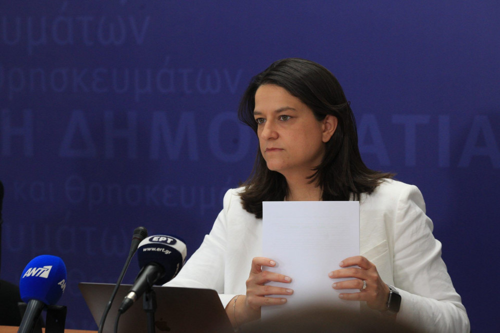 Κεραμέως: “Απολύτως ψευδές” δημοσίευμα της εφημερίδας “Δημοκρατία”