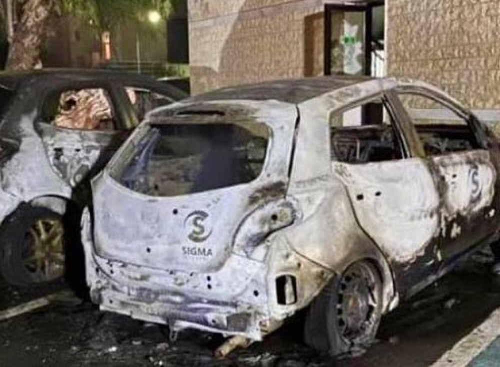 Άγνωστοι πυρπόλησαν τα ξημερώματα αυτοκίνητο στου Παπάγου – Ιδιοκτήτης υπάλληλος της Ιταλικής πρεσβείας