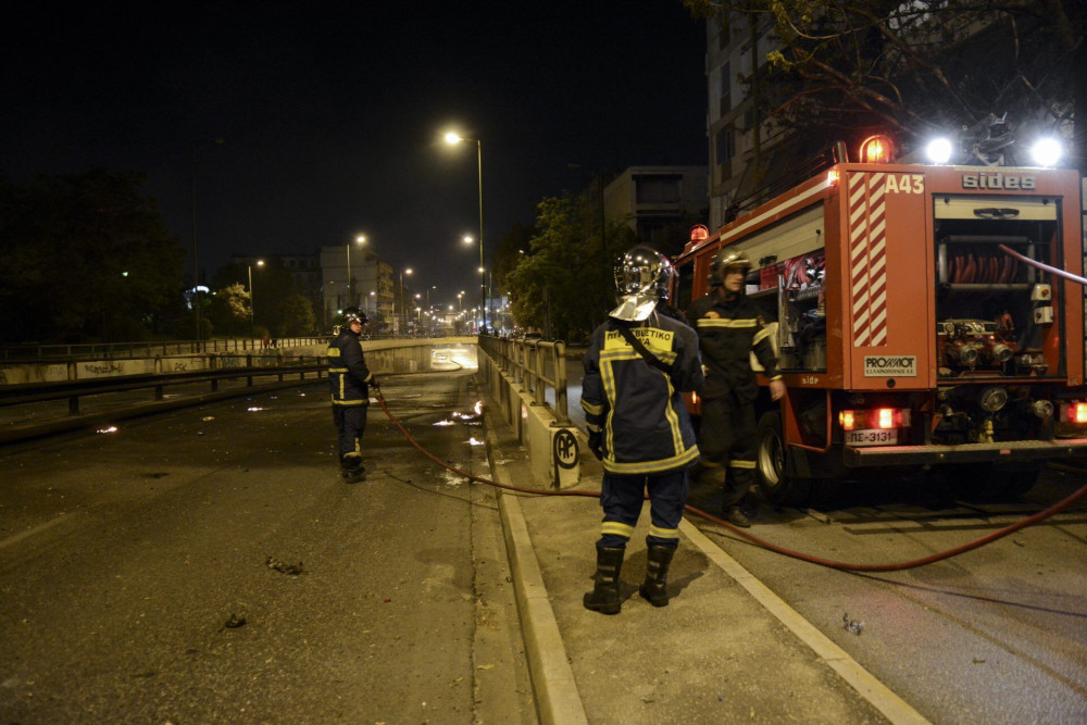 Φωτιά σε πολυκατοικία στον Πειραιά – Υπήρξαν εγκλωβισμένοι