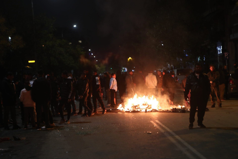 Πυροβολισμοί κατά αστυνομικών στα Άνω Λιόσια – Επεισόδια και στα Μέγαρα με φωτιές και πετροπόλεμο