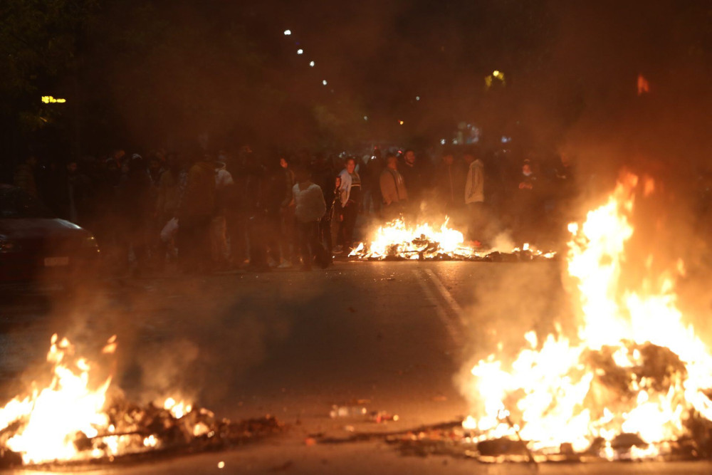 «Καζάνι που βράζει» η Θεσσαλονίκη – Ρομά έστησαν οδοφράγματα, άναψαν φωτιές (ΒΙΝΤΕΟ)