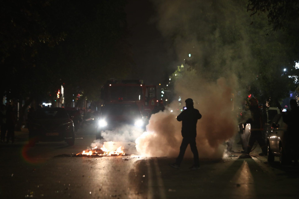 Θεσσαλονίκη: Σοβαρά επεισόδια – Οδοφράγματα, φωτιές και πυροβολισμοί από Ρομά