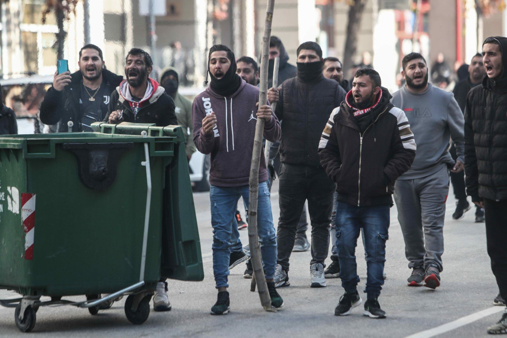 Σπάτα: Ρομά επιχείρησαν να εισβάλλουν στο Αστυνομικό Τμήμα – Έξι συλλήψεις