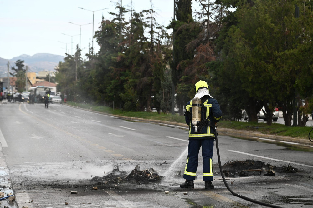 Ρομά άναψαν φωτιά σε κάδους σκουπιδιών στην Μεσογείων – Κλειστό το ρεύμα καθόδου