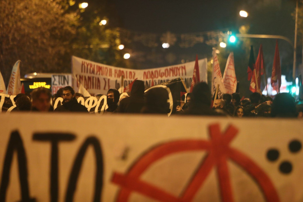 Πεδίο Μάχης η θεσσαλονίκη – «Βροχή» από μολότοφ στο Τούρκικο προξενείο
