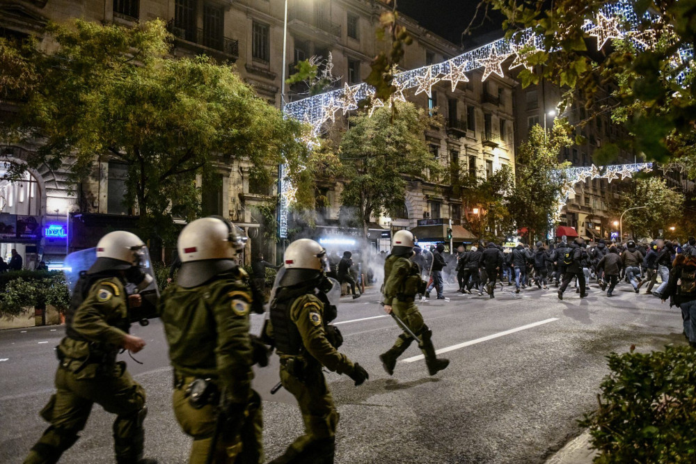 Πετροπόλεμος και κρότου – λάμψης στην πορεία στο κέντρο της Αθήνας για τον θάνατο του 16χρονου