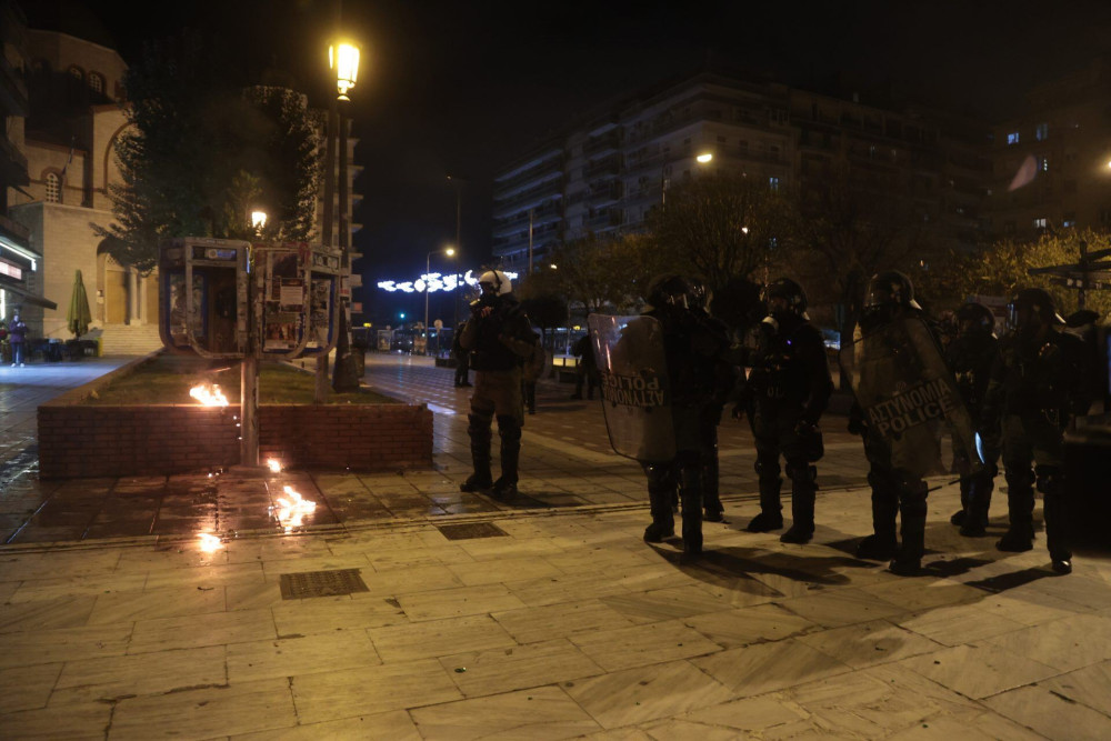 «Βροχή» από μολότοφ στη Θεσσαλονίκη – Με χημικά και κρότου λάμψης απάντησε η ΕΛ.ΑΣ