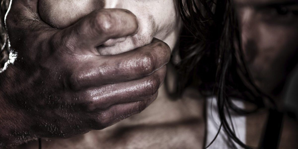 Φρίκη στην Κρήτη – 13χρονος βίασε συνομήλική του δίπλα από το σχολείο