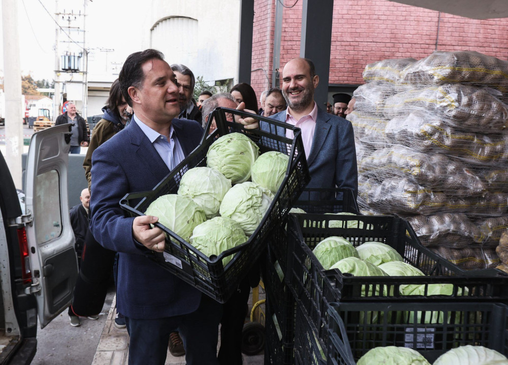 Έβαλε “πλάτη” και στο… φόρτωμα ο Άδωνις
