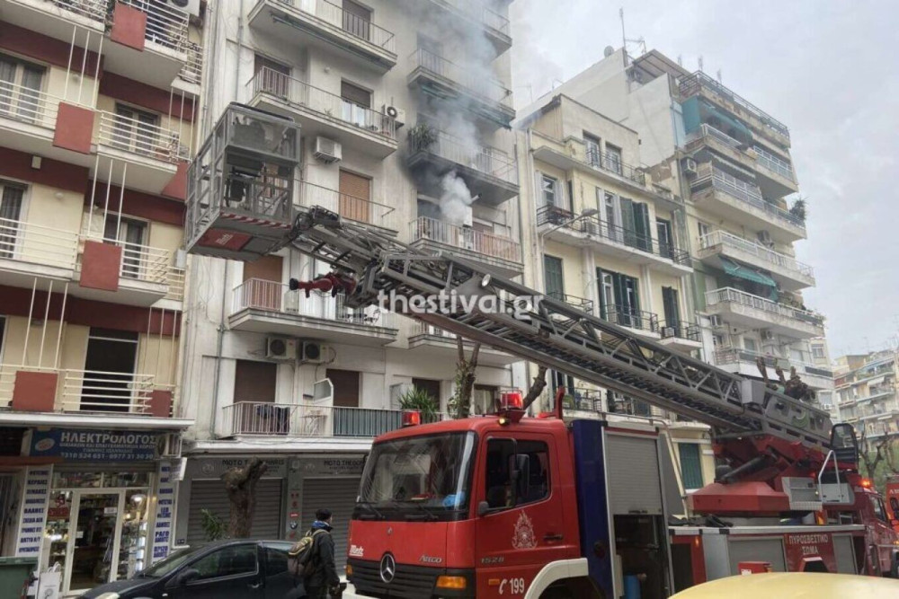 Φωτιά σε διαμέρισμα στo κέντρο της Θεσσαλονίκης – Απεγκλωβίστηκαν δύο άτομα