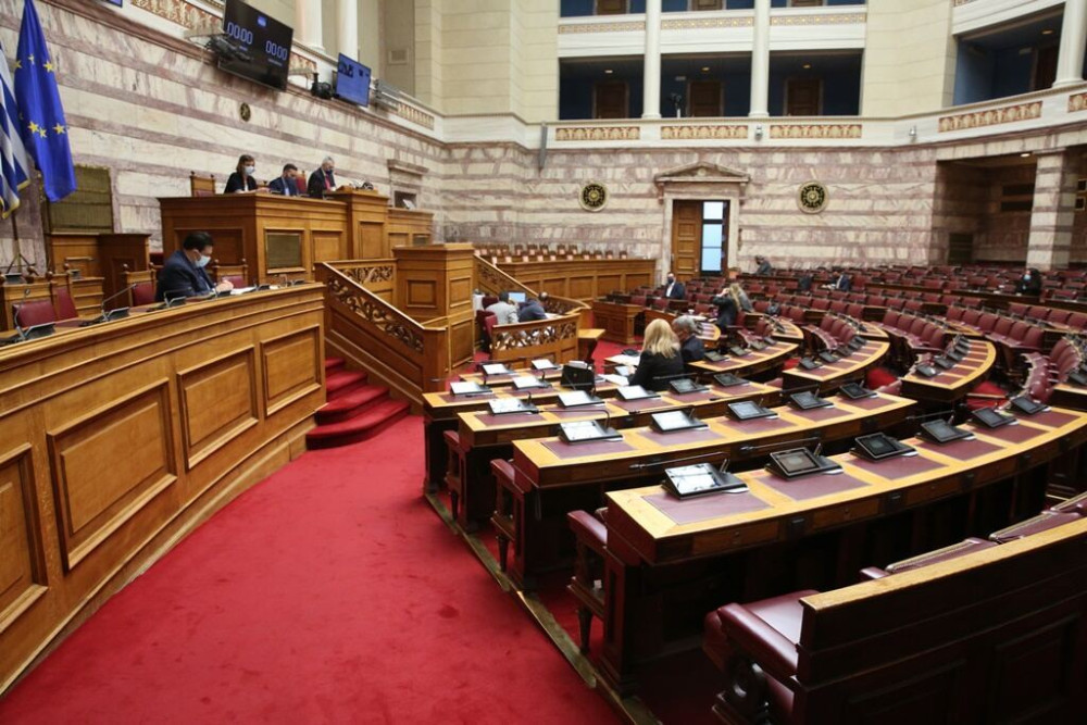 Μετωπική σύγκρουση  ΣΥΡΙΖΑ – ΠΑΣΟΚ στη Βουλή για πλειστηριασμούς και προοδευτική κυβέρνηση