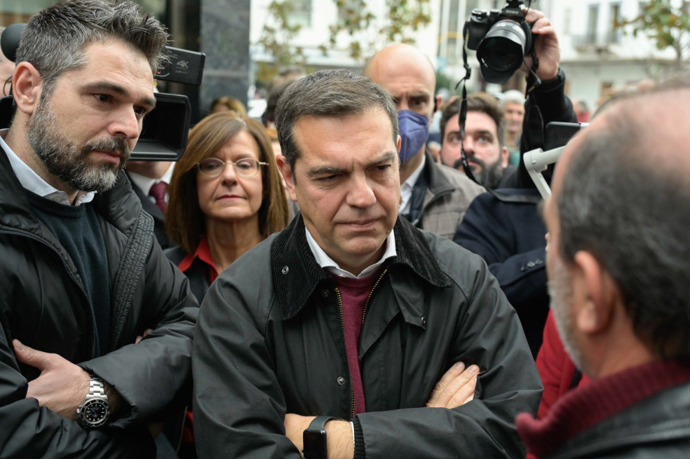 Σε κατάσταση απελπισίας ο Τσίπρας – Διασύρει την χώρα, βάζει πλάτη στον Ανδρουλάκη