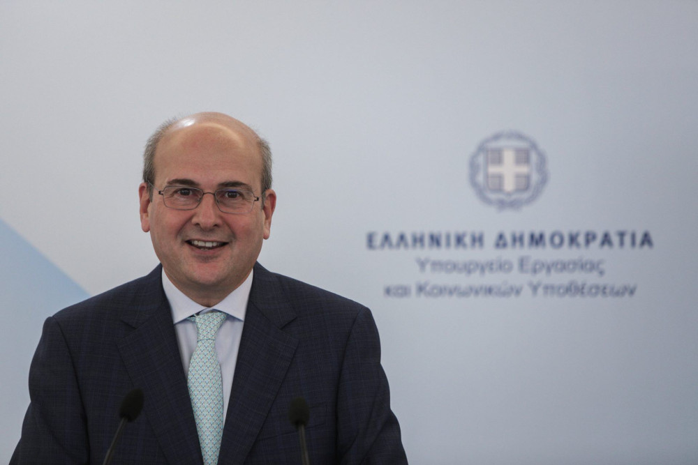 Χατζηδάκης: Παρά τη διεθνή κρίση, η ανεργία μειώθηκε και τον Νοέμβριο στην Ελλάδα