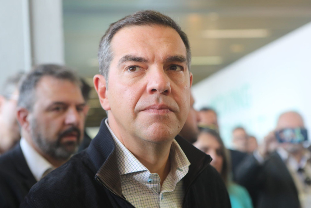Με την πλάτη στον τοίχο ο Αλέξης…