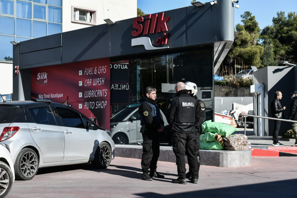 Γλυκά Νερά – Πυροβολισμοί σε βενζινάδικο: Τι «βλέπουν» οι Αρχές