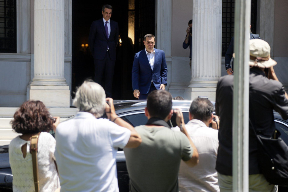 Το μήνυμα ελπίδας του Μητσοτάκη και η καταχνιά του Τσίπρα