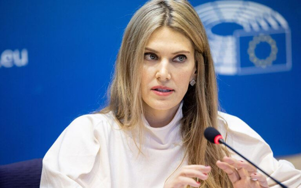 Παρακολουθώντας την Εύα Καϊλή…