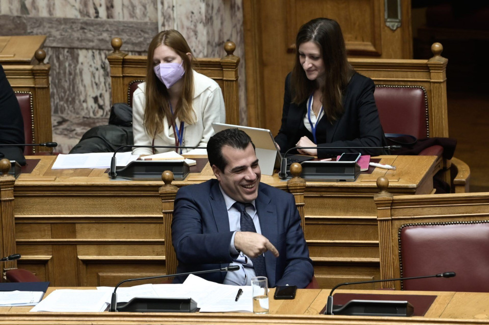 Ο Πλεύρης, τα αποτσίγαρα και η… ερευνητική δημοσιογραφία