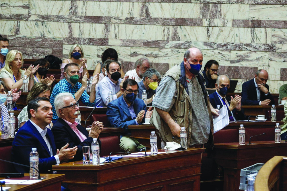 Η απίστευτη δήλωση Φίλη περί “πολιτικά, άταφου νεκρού επί μισό αιώνα” και η επίθεση στην Εκκλησία
