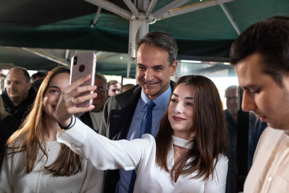 Κυριάκος Μητσοτάκης: Η βόλτα στην Αλεξανδρούπολη και οι selfies με τη νεολαία