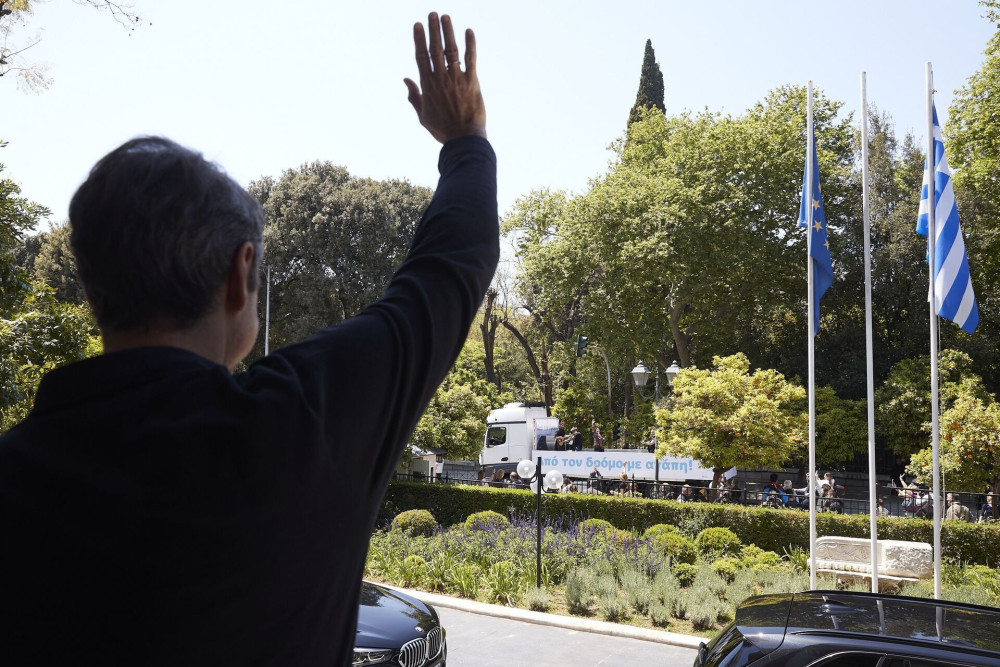 Ο Μητσοτάκης στο…δρόμο για τη συναυλία της Πρωτοψάλτη (vid&pics)