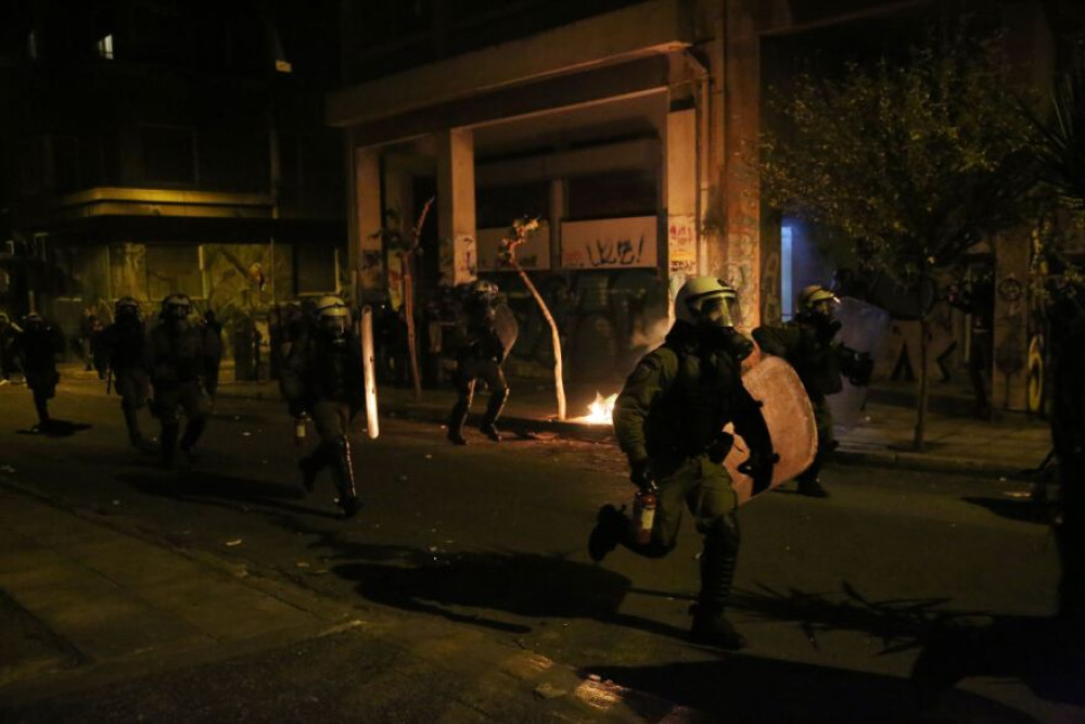 Ένταση και χημικά στην πλατεία Κυψέλης (pic&vid)