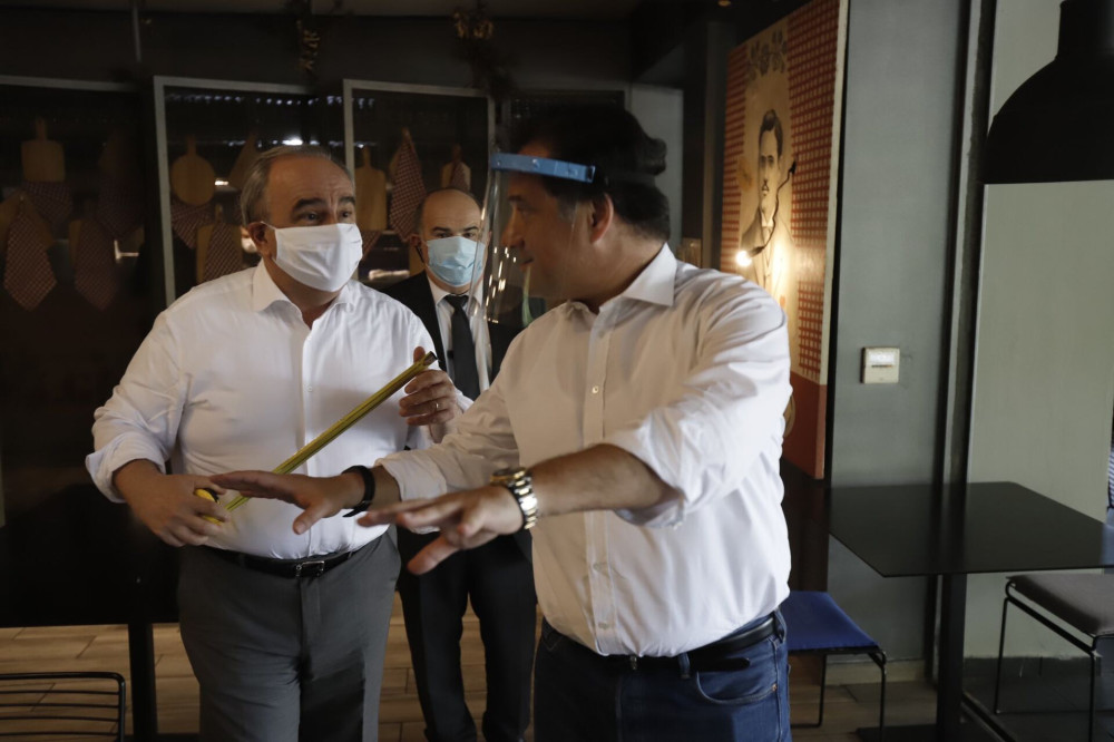 O Άδωνις έβαλε τη μάσκα του και πήρε το μέτρο του… (pics)