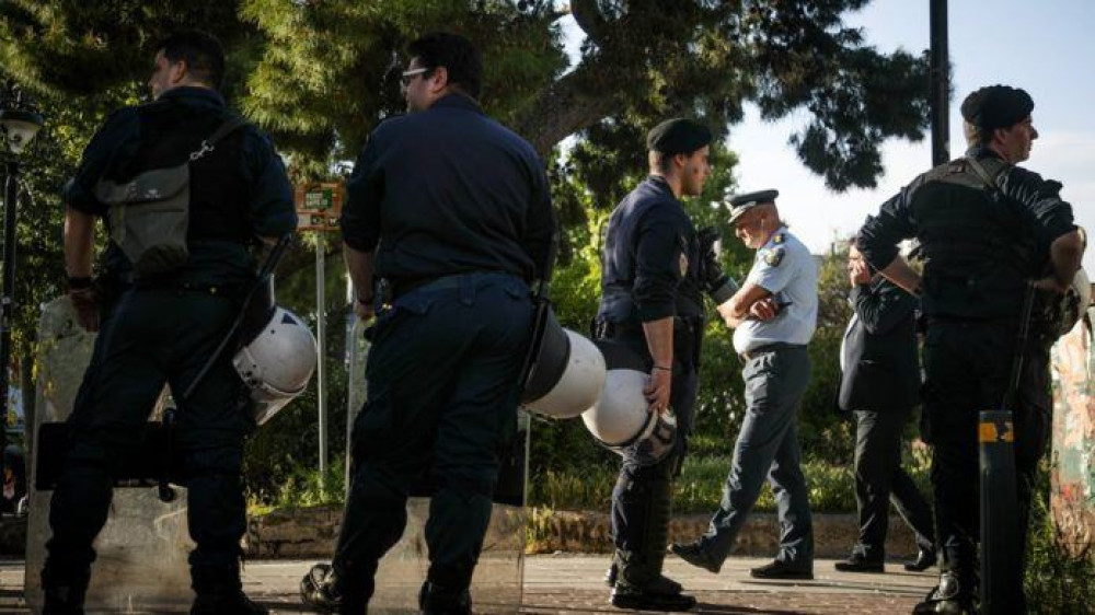 Νύχτα έντασης και χτες στην πλατεία Αγ. Παρασκευής – Εικόνες συνωστισμού σε Λυκαβηττό και Παγκράτι