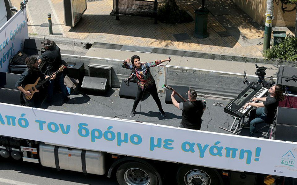 Συναυλία της Πρωτοψάλτη στους δρόμους της Αθήνας πάνω σε… καρότσα (pic)