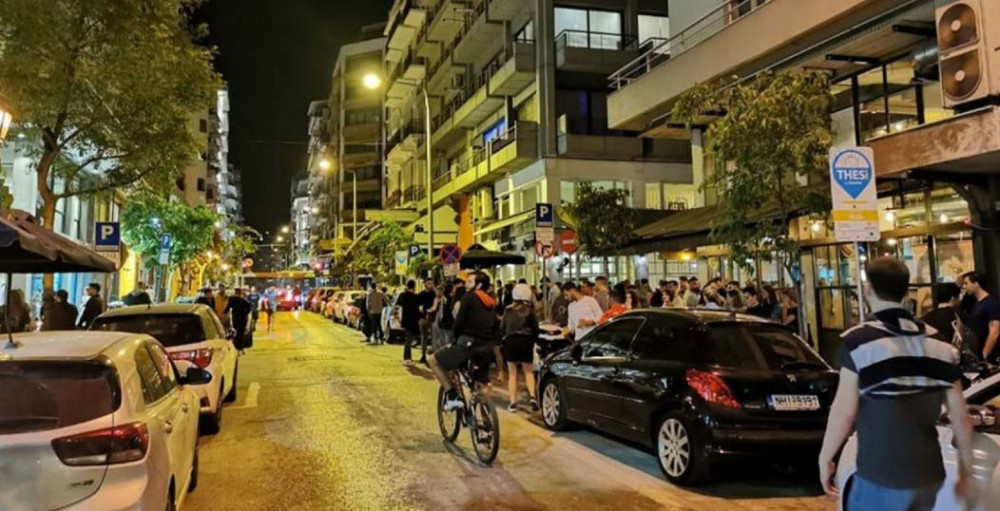 Θεσσαλονίκη: Άφησαν την παραλία και έπιασαν τα μπαρ!