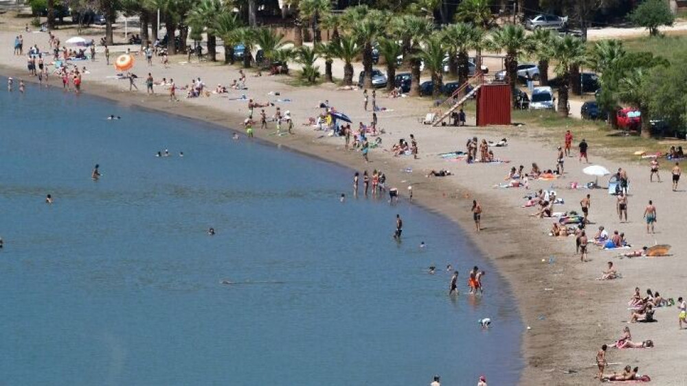 Με αυστηρά μέτρα και πρόστιμα ανοίγουν αύριο οι παραλίες