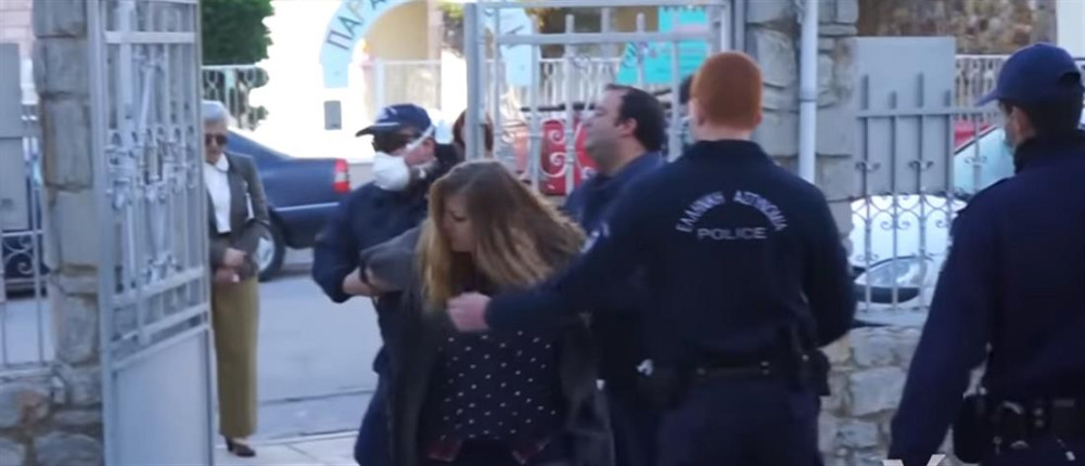 Χίος: Χειροπέδες σε πιστή που εισέβαλε σε ναό