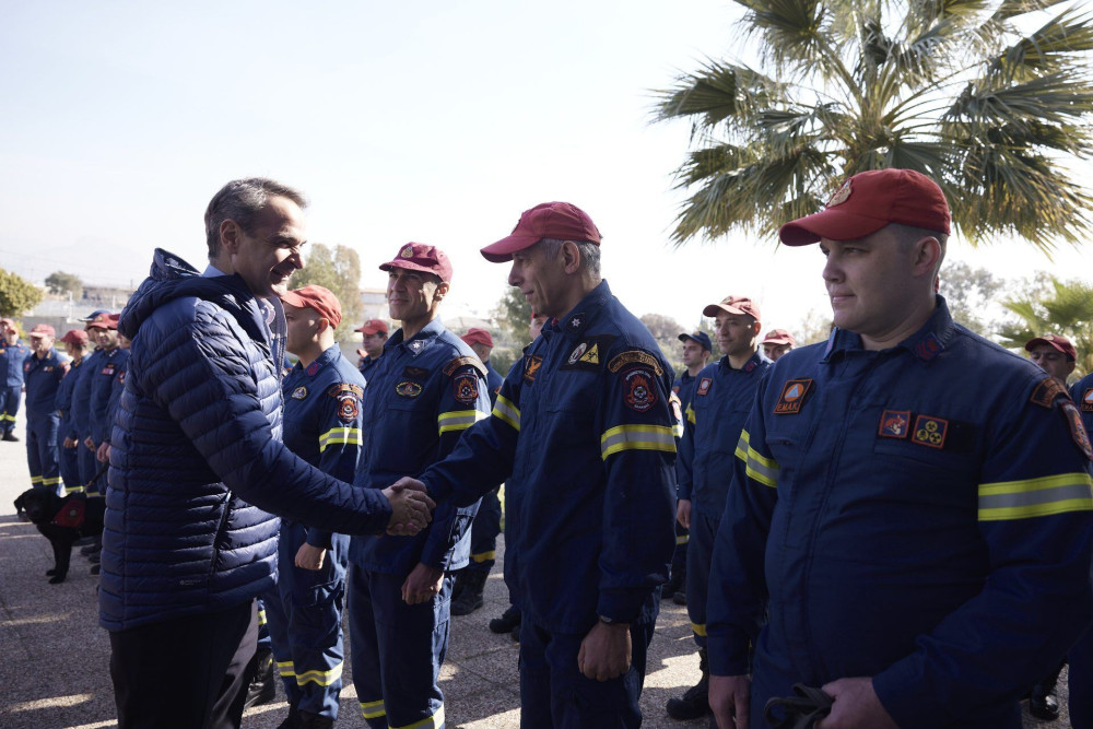 Στις εγκαταστάσεις της 1ης ΕΜΑΚ στην Ελευσίνα ο Μητσοτάκης: “Από καρδιάς ένα μεγάλο ευχαριστώ”