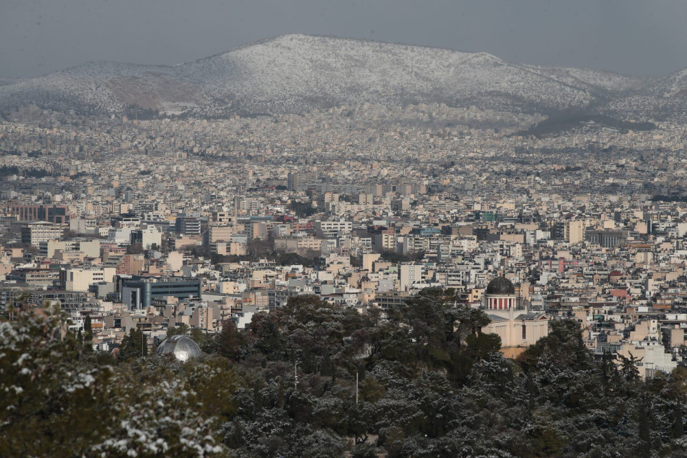 Εντυπωσιακές εικόνες και βίντεο με την Αθήνα “ντυμένη” στα λευκά