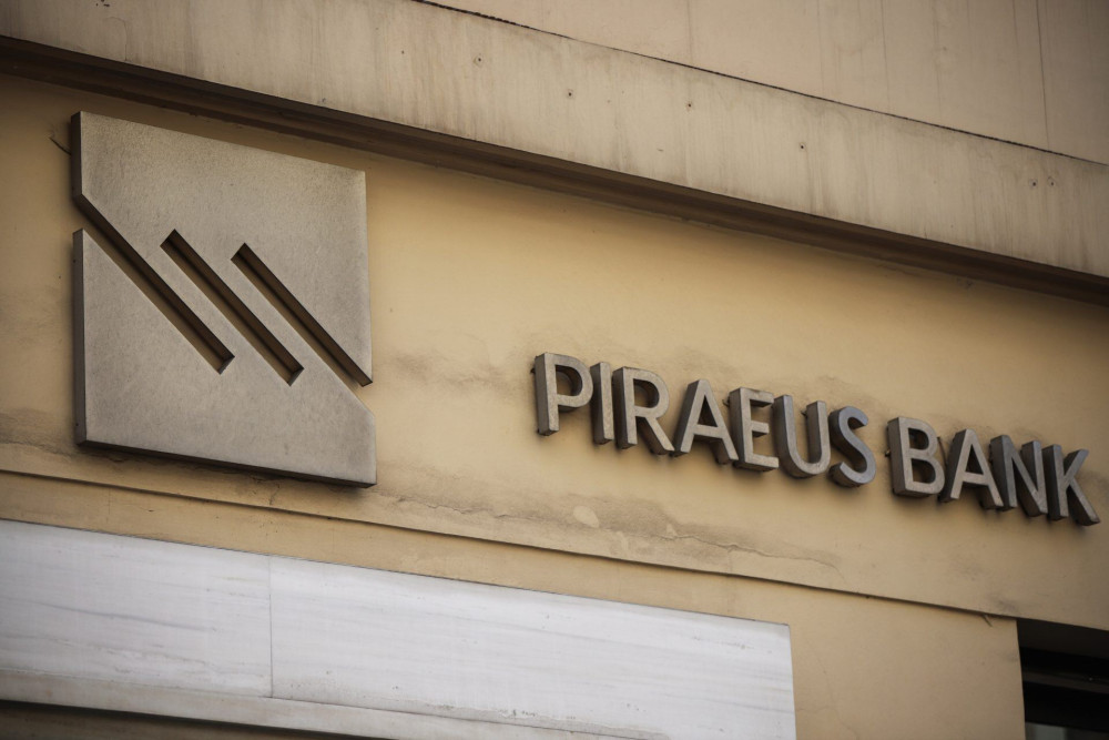 Fitch: Αναβάθμιση του αξιόχρεου της Τράπεζας Πειραιώς στη βαθμίδα “B” με θετικές προοπτικές