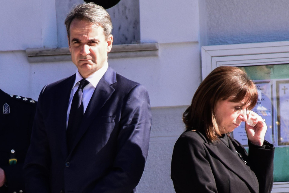 Κηδεία Υποσμηναγού Τουρουτσίκα: Δάκρυσαν Σακελλαροπούλου και Μητσοτάκης – Σπαρακτικός ο επικήδειος της μητέρας