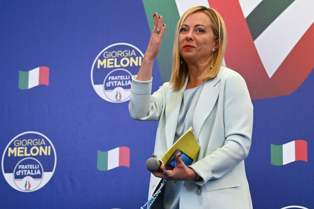 Μελόνι: «Άτοπη» η πρόσκληση Μακρόν στον Zελένσκι