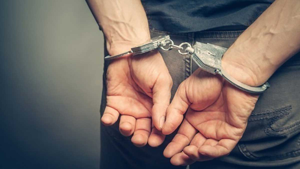 Στην Εισαγγελία Σύρου αστυνομικός που κατηγορείται για εκβιασμό – Ξυλοδαρμός στη Μύκονο