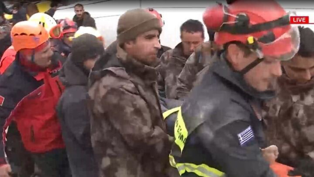 Σεισμός στην Τουρκία: Η  ΕΜΑΚ εντόπισε ζωντανό και νεό παιδί  – Το κάλυπτε η νεκρή μητέρα του