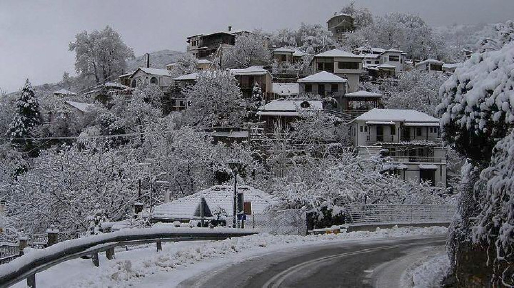 Σφοδρή χιονόπτωση σε όλη τη Μαγνησία – Κλειστά τα σχολεία – Μάχη να κρατηθούν ανοιχτοί οι δρόμοι