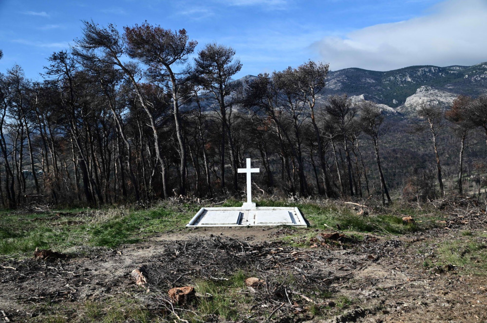 «Κωνσταντίνος Β’ Βασιλεύς των Ελλήνων – Ολυμπιονίκης» αναγράφεται στον τάφο του τέως βασιλιά