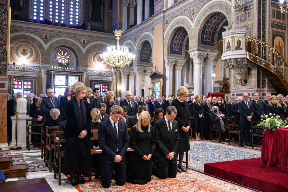 Μνημόσυνο τέως βασιλιά Κωνσταντίνου: Γονάτισαν τα παιδιά του  – Ποιοι έδωσαν το παρών