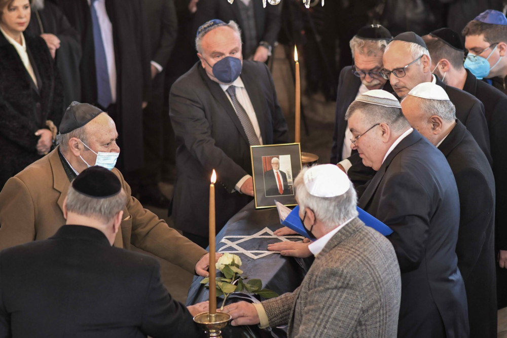 Μωυσής Ελισάφ: Πλήθος κόσμου στην κηδεία του – Η τελευταία στάση έξω από το Δημαρχείο